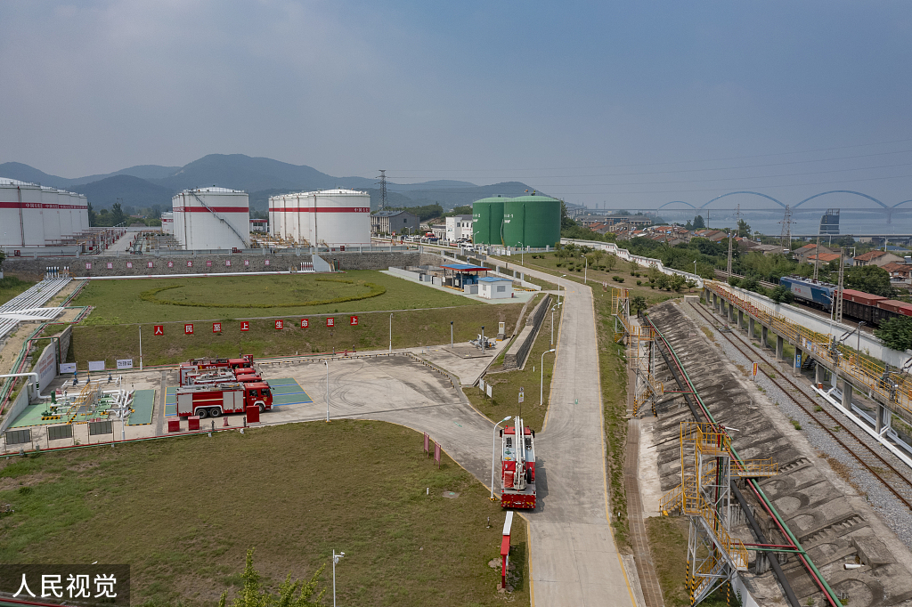 湖北襄阳：消防支队进行油库灭火救援演练