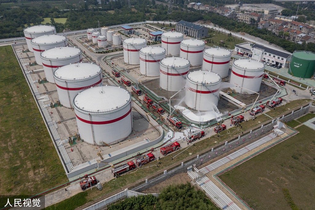 湖北襄阳：消防支队进行油库灭火救援演练