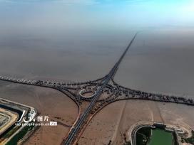 浙江宁波：亚洲最大海上互通开始匝道架梁