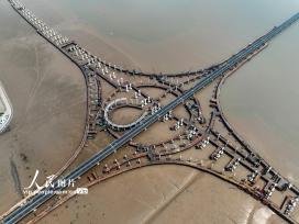 浙江宁波：亚洲最大海上互通开始匝道架梁