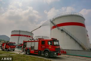 湖北襄阳：消防支队进行油库灭火救援演练