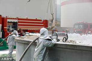 湖北襄阳：消防支队进行油库灭火救援演练