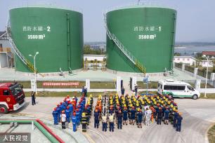 湖北襄阳：消防支队进行油库灭火救援演练