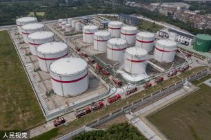 湖北襄阳：消防支队进行油库灭火救援演练