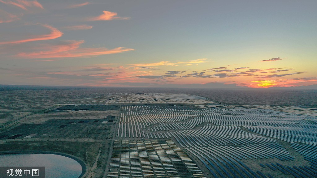 鄂尔多斯：巨型“骏马电站”横卧沙漠