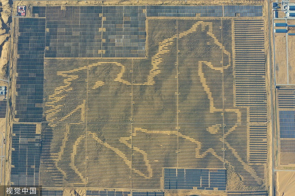 鄂尔多斯：巨型“骏马电站”横卧沙漠