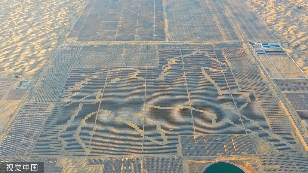鄂尔多斯：巨型“骏马电站”横卧沙漠