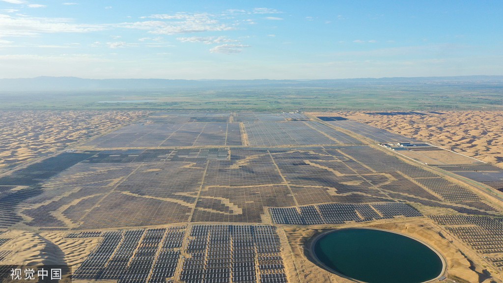 鄂尔多斯：巨型“骏马电站”横卧沙漠