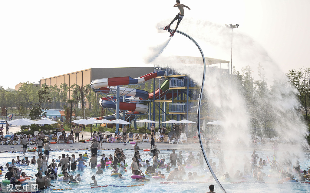 江苏淮安市民游客水上乐园戏水消暑