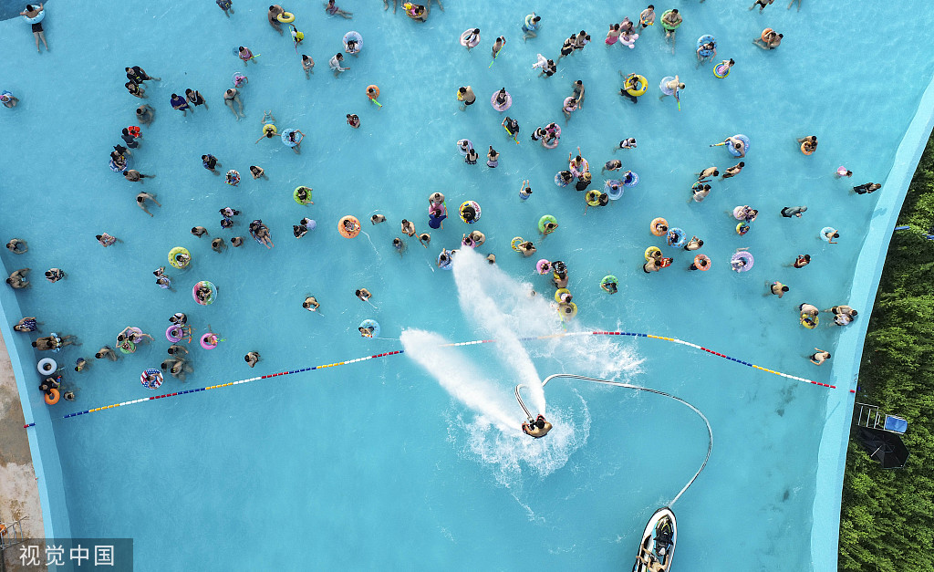 江苏淮安市民游客水上乐园戏水消暑