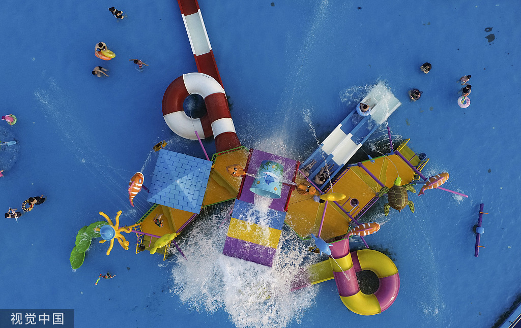 江苏淮安市民游客水上乐园戏水消暑