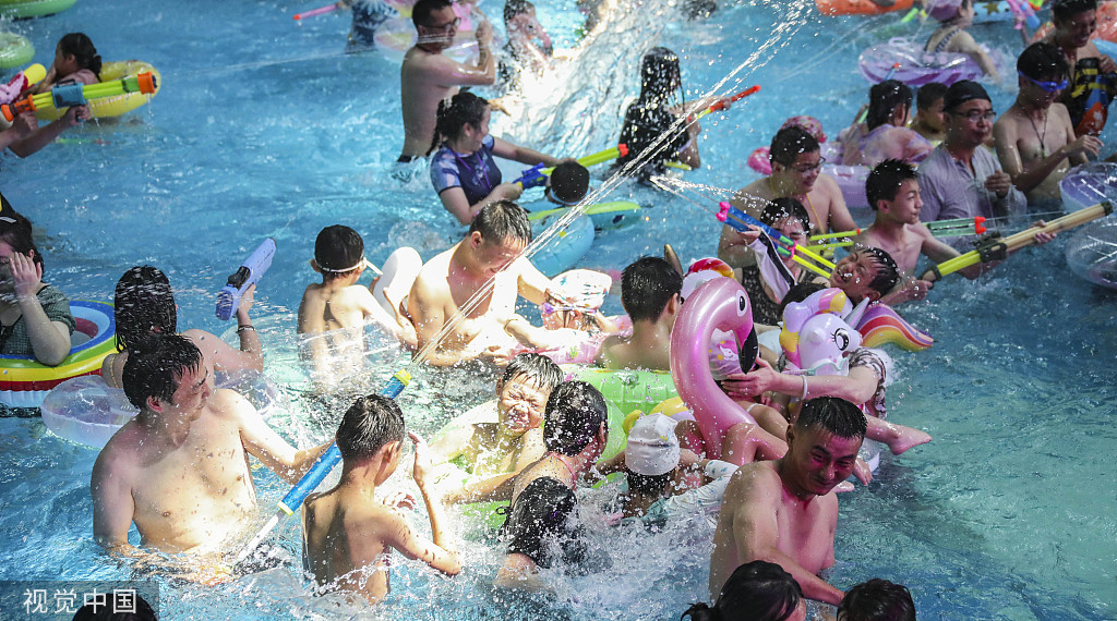 江苏淮安市民游客水上乐园戏水消暑