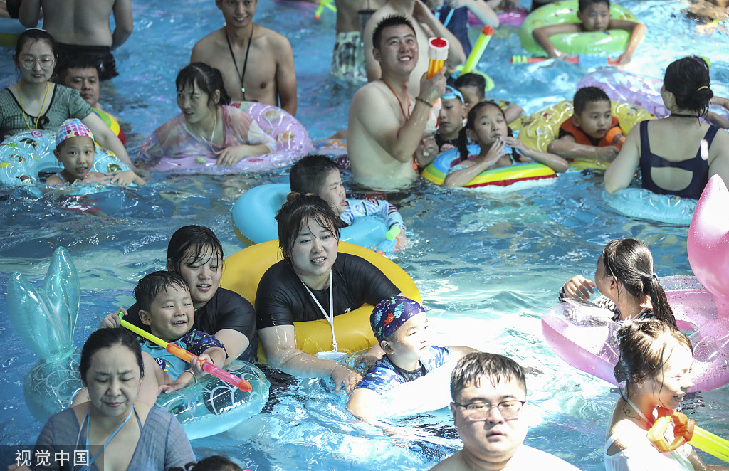 江苏淮安市民游客水上乐园戏水消暑