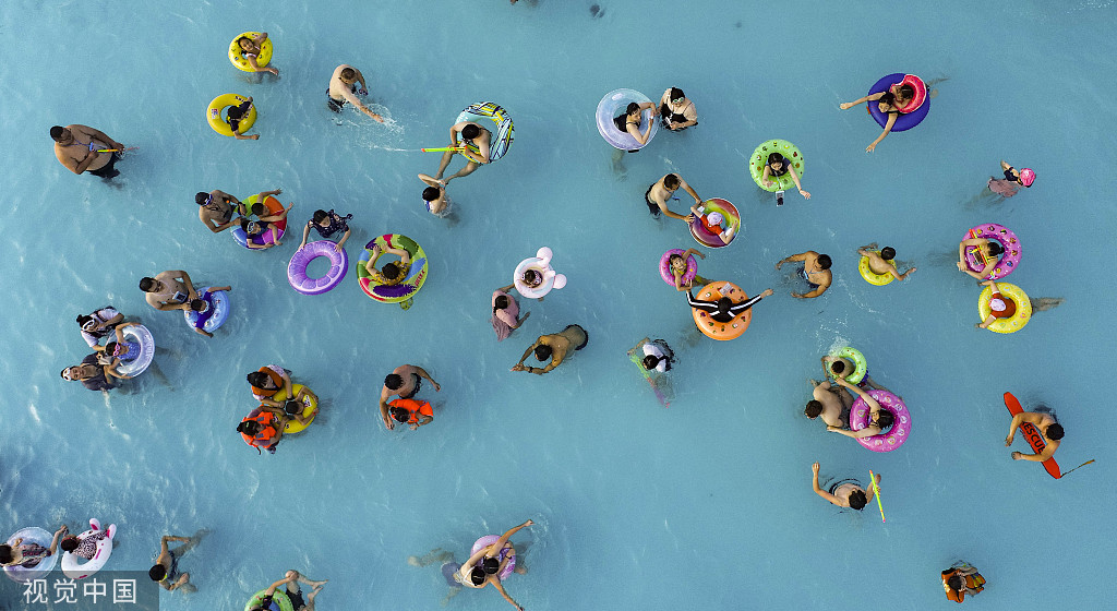 江苏淮安市民游客水上乐园戏水消暑