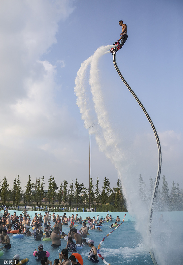 江苏淮安市民游客水上乐园戏水消暑