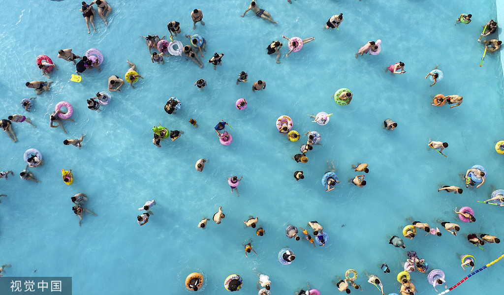 江苏淮安市民游客水上乐园戏水消暑