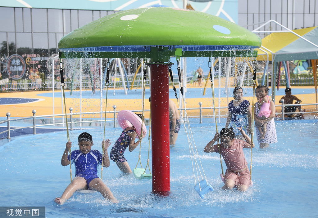 江苏淮安市民游客水上乐园戏水消暑