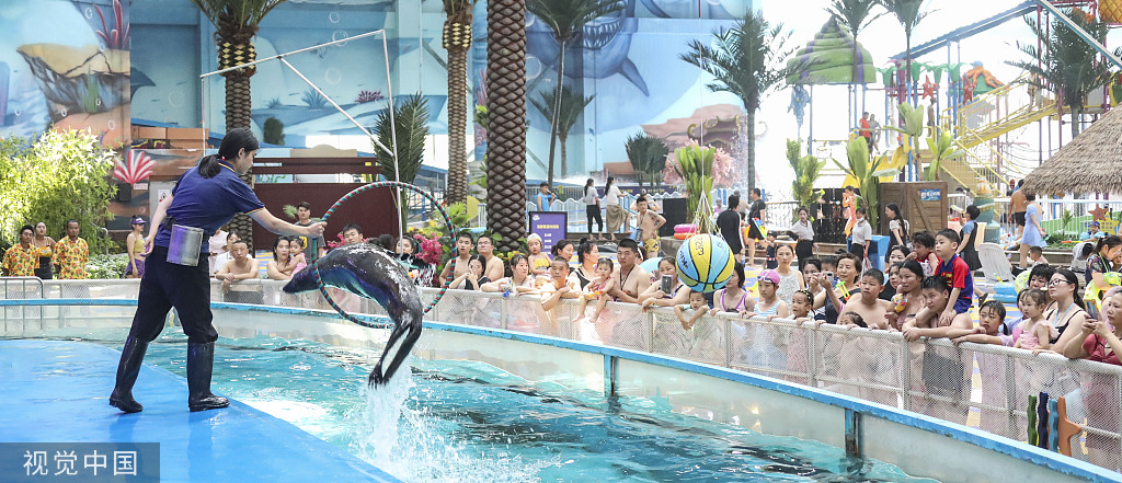 江苏淮安市民游客水上乐园戏水消暑