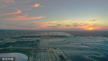 鄂尔多斯：巨型“骏马电站”横卧沙漠