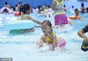 江苏淮安市民游客水上乐园戏水消暑