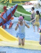 江苏淮安市民游客水上乐园戏水消暑