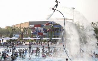 江苏淮安市民游客水上乐园戏水消暑