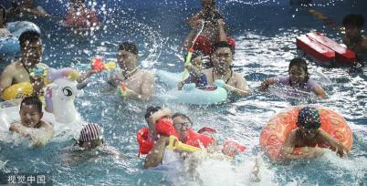 江苏淮安市民游客水上乐园戏水消暑