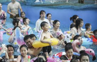 江苏淮安市民游客水上乐园戏水消暑