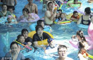 江苏淮安市民游客水上乐园戏水消暑