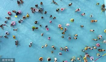 江苏淮安市民游客水上乐园戏水消暑