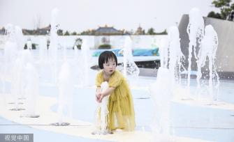 江苏淮安市民游客水上乐园戏水消暑