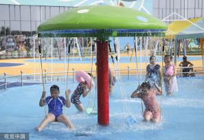 江苏淮安市民游客水上乐园戏水消暑