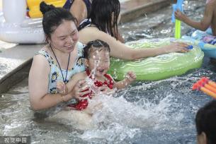 江苏淮安市民游客水上乐园戏水消暑
