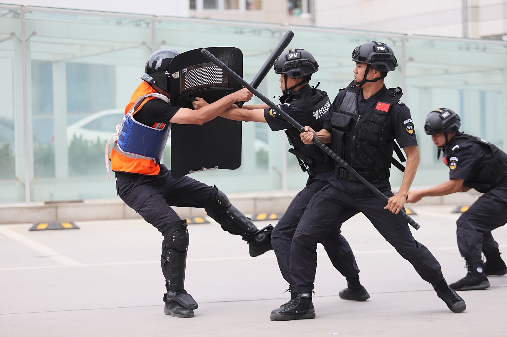 甘肃平凉：特巡警大队开展防暴演练