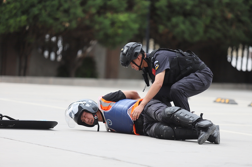 甘肃平凉：特巡警大队开展防暴演练