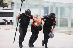 甘肃平凉：特巡警大队开展防暴演练