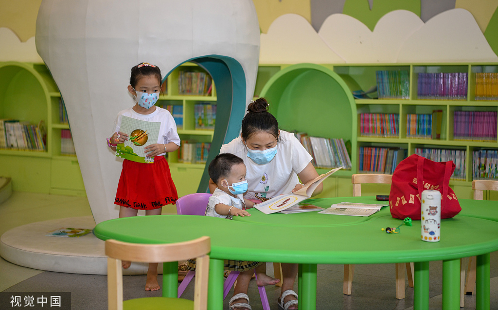 海口：市民畅游“书海”品书香