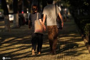北京盛夏槐花香 落花飘落铺满地面成京城一景