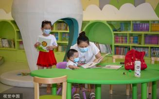 海口：市民畅游“书海”品书香