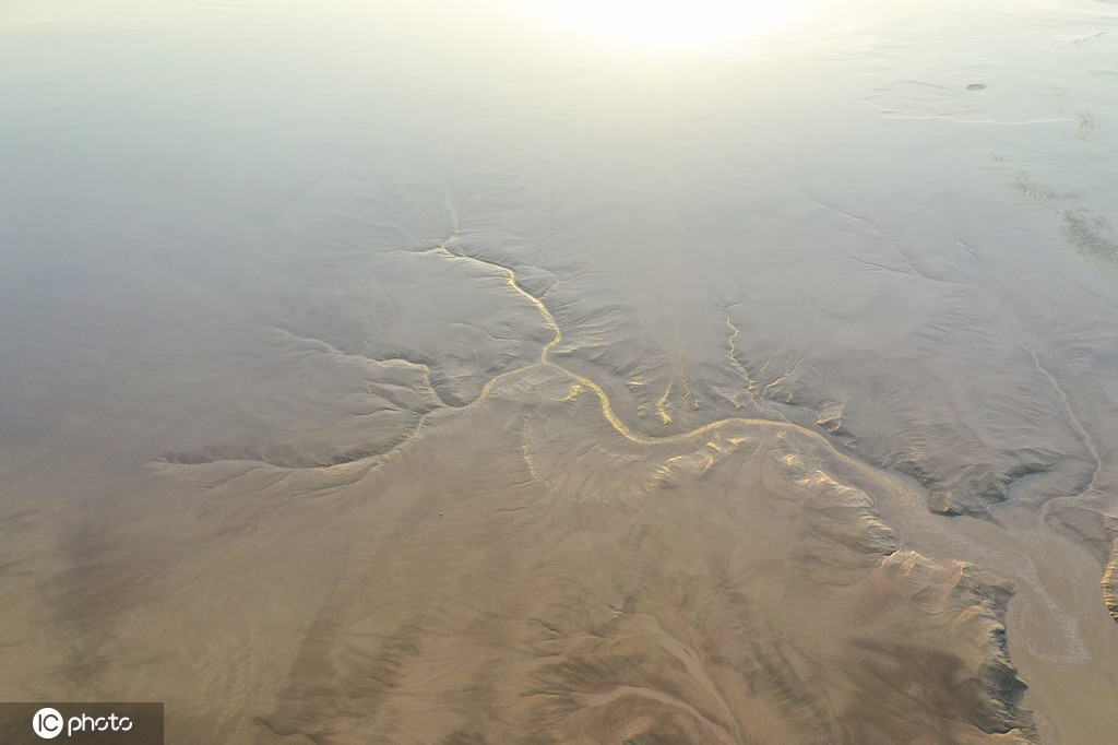 小浪底大坝放水 黄河上游河床现“沙画”图案