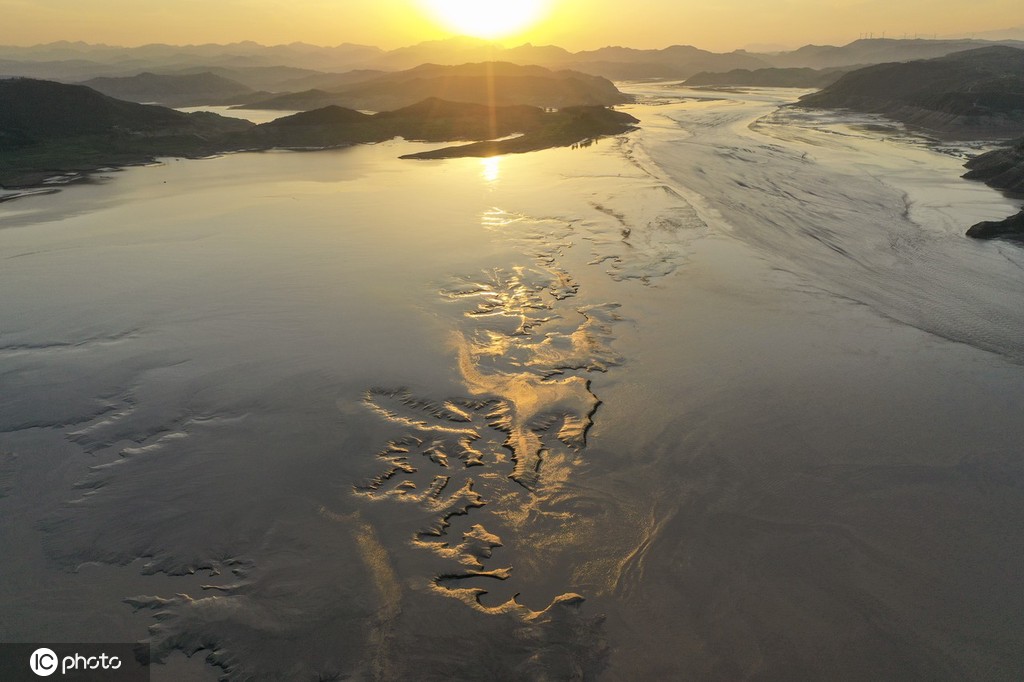 小浪底大坝放水 黄河上游河床现“沙画”图案