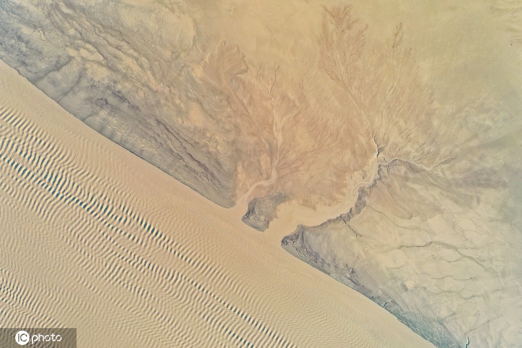 小浪底大坝放水 黄河上游河床现“沙画”图案