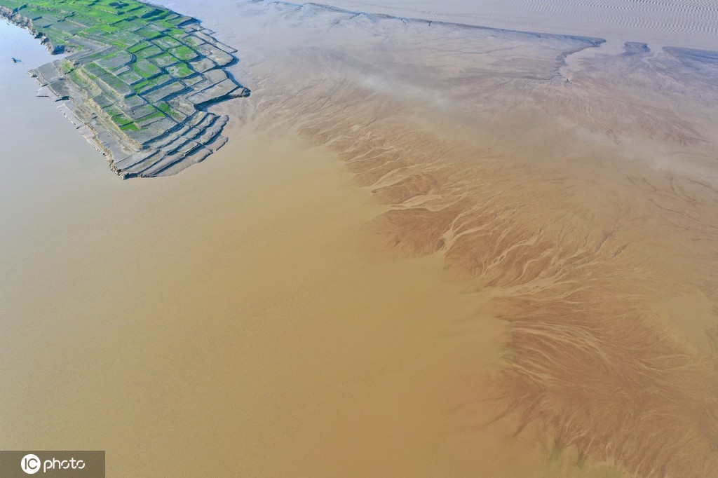 小浪底大坝放水 黄河上游河床现“沙画”图案