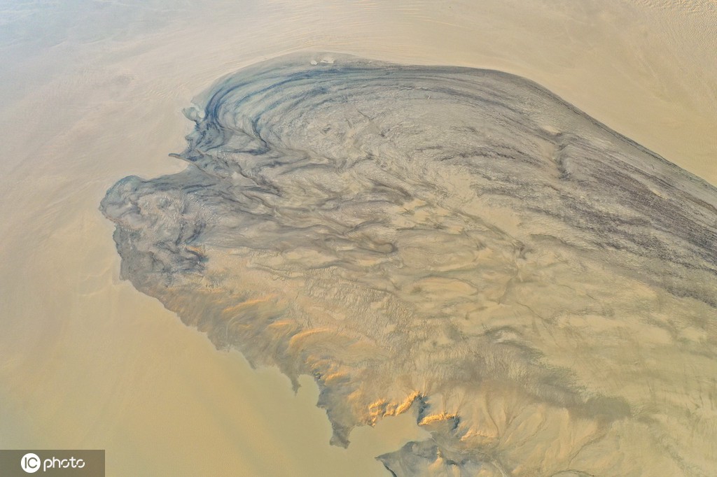 小浪底大坝放水 黄河上游河床现“沙画”图案