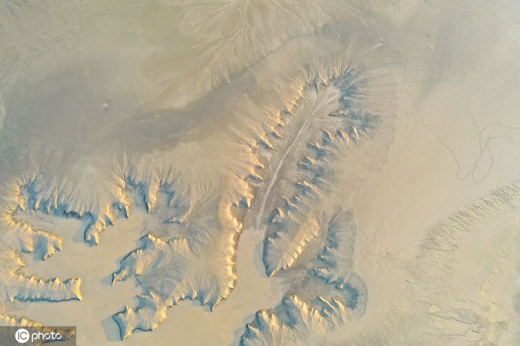 小浪底大坝放水 黄河上游河床现“沙画”图案