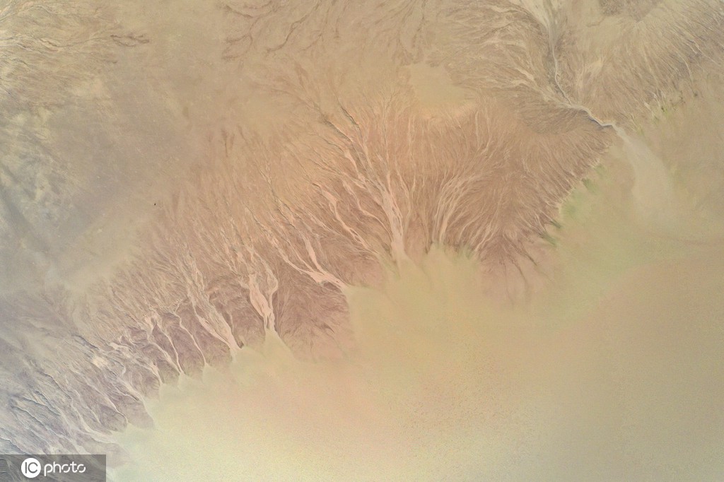 小浪底大坝放水 黄河上游河床现“沙画”图案