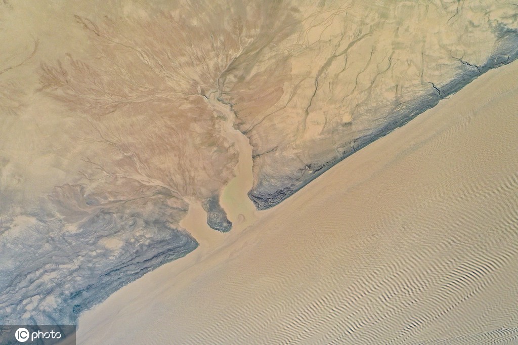 小浪底大坝放水 黄河上游河床现“沙画”图案