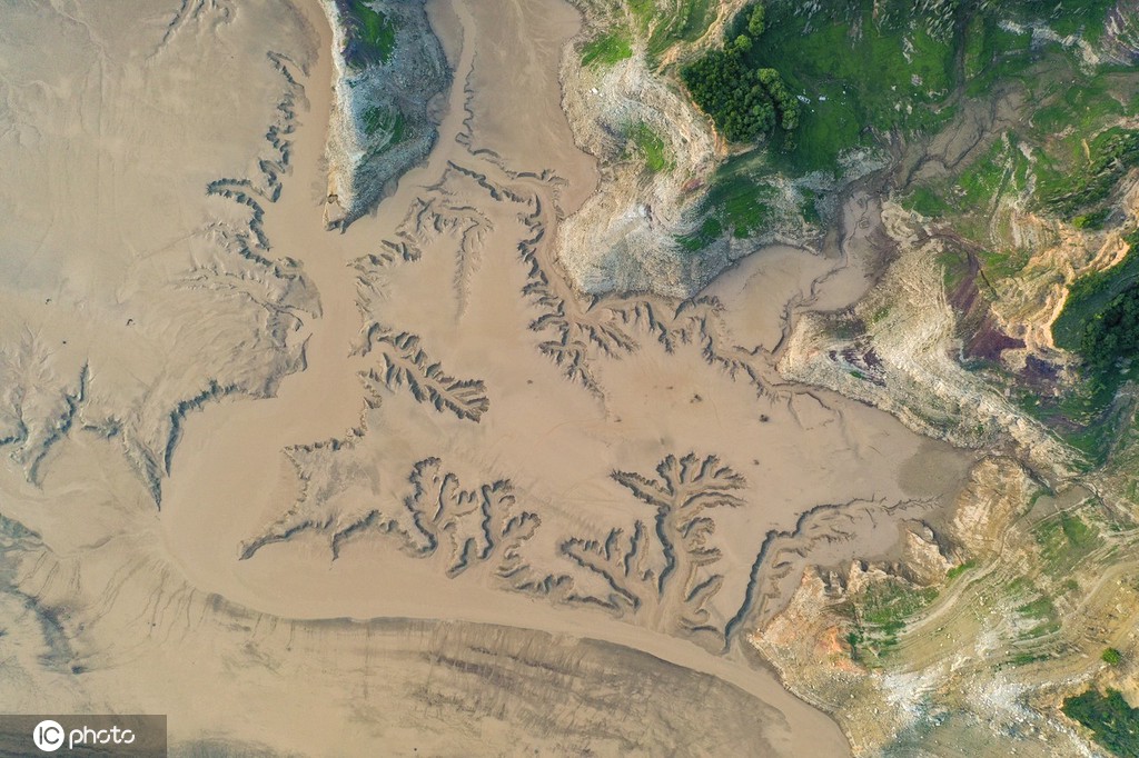 小浪底大坝放水 黄河上游河床现“沙画”图案