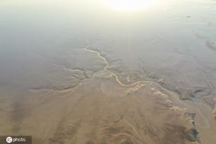 小浪底大坝放水 黄河上游河床现“沙画”图案