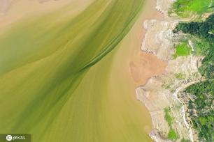 小浪底大坝放水 黄河上游河床现“沙画”图案